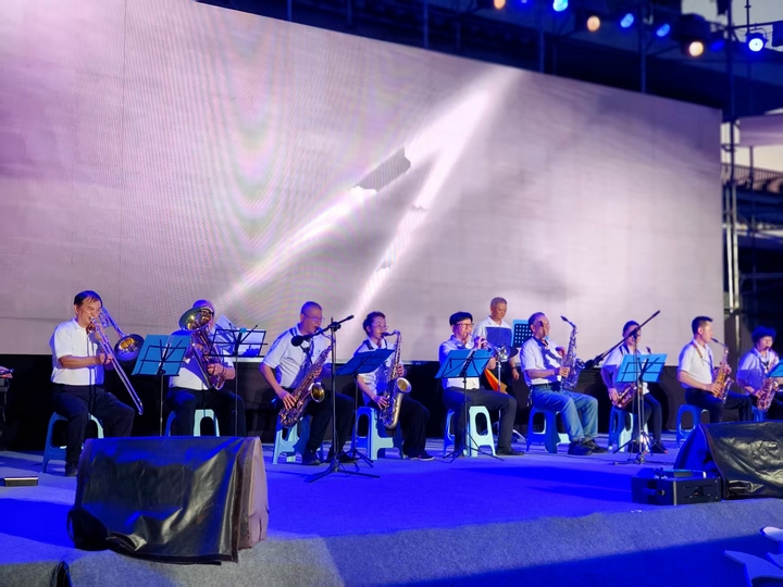 民乐齐奏《巴渝欢歌》，拉开演出帷幕。税会静 摄.jpg