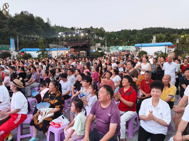 寨坝消夏夜，广场观众热情满座。税会静 摄(1).jpg