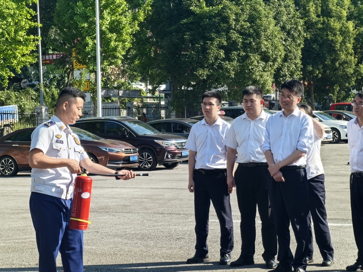 消防员进行实操讲解.jpg