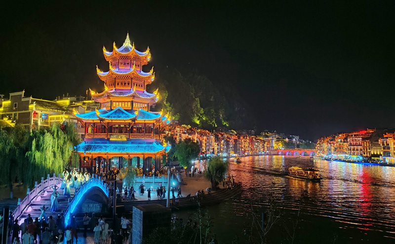 镇远古城大型山水实景演艺《㵲水月明》镇江阁演出现场 。江春健摄