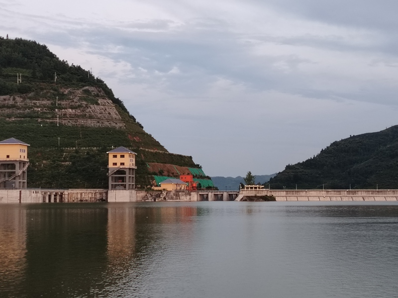 雨后的夹岩水库空气清新，水面波光粼粼，两岸绿意盎然，青山绿水相互映衬。周海东摄