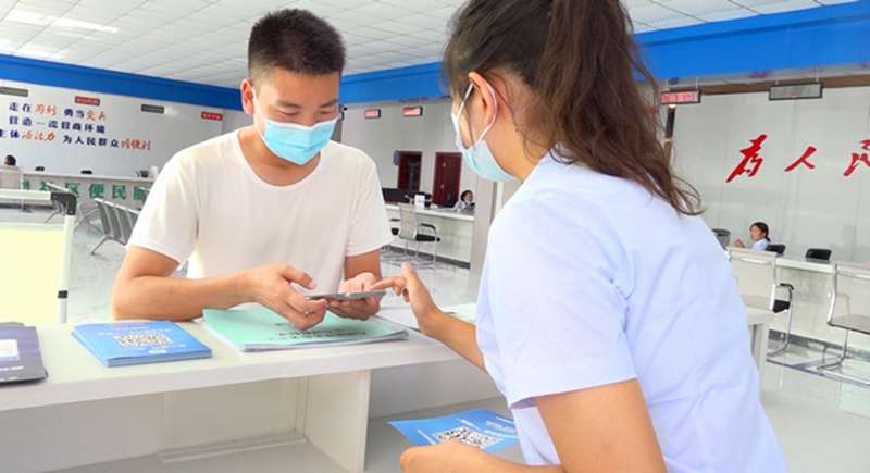 在桐梓县九坝镇政务服务中心，群众正在咨询业务。陈娟摄