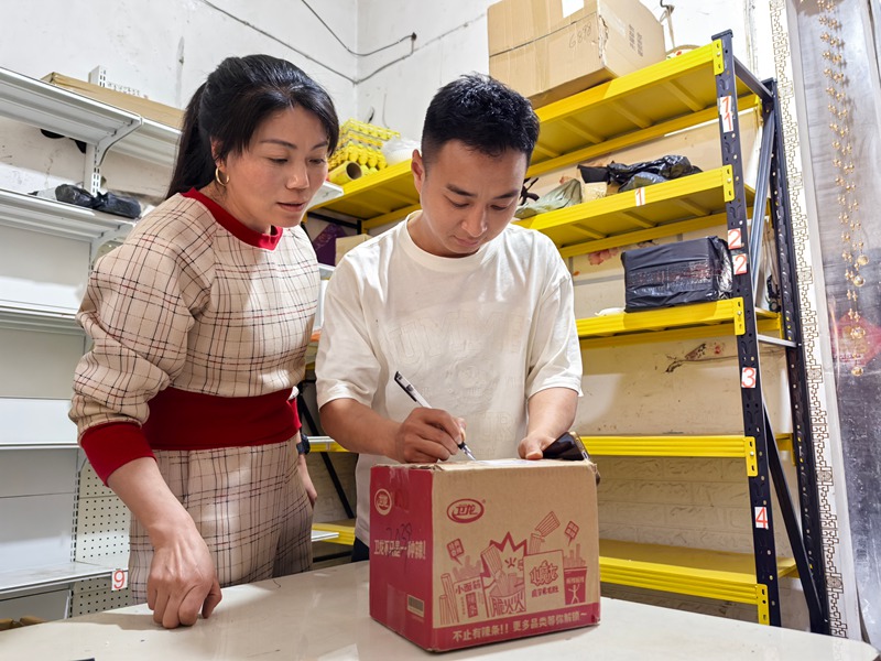 群众在交邮融合站点取快递。万莲莲摄