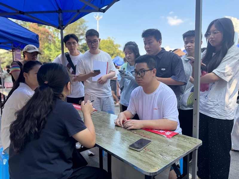 求职者向工作人员咨询政策等相关信息。