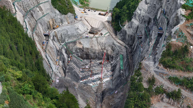 贵州省花滩子水库枢纽工程大坝在进行混凝土浇筑。周杰摄