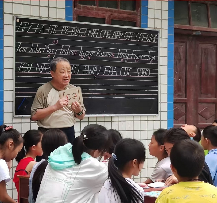 自2011年起,每年夏天,他都会如约来到桐梓,为孩子们免费补英语。.jpg