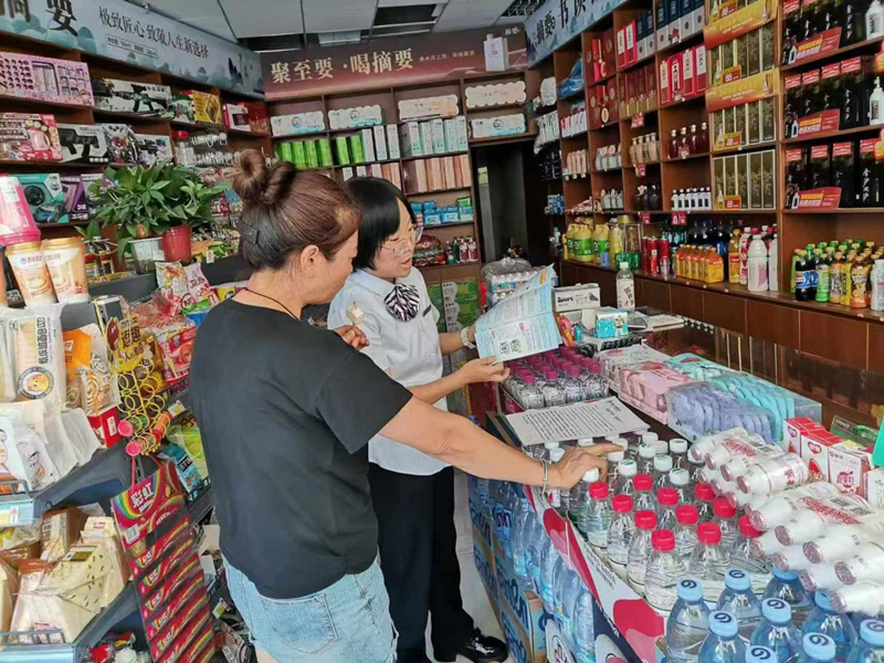 2、遵义农商银行商贸城支行上门为商户提供金融服务。