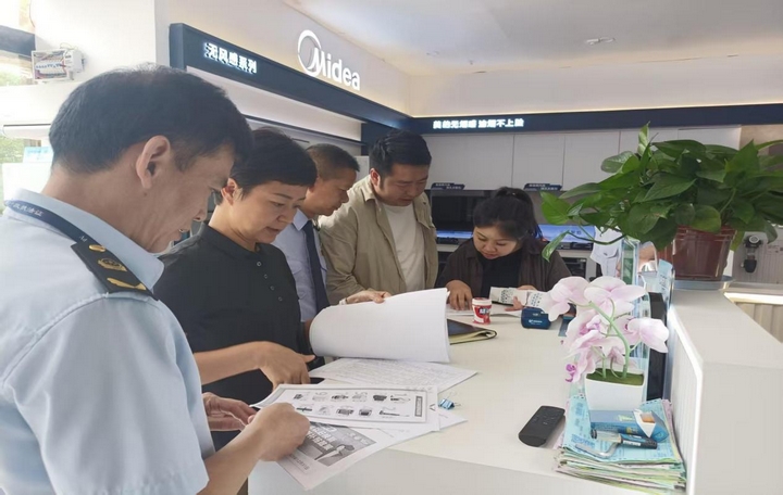 息烽县商务局联合县市场监督管理局、县税务局等部门走访服务辖区企业助力企业健康成长.jpg