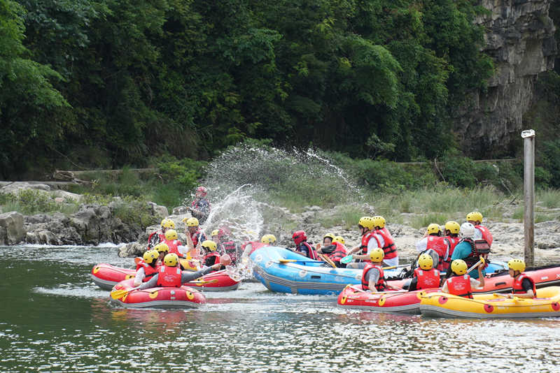 游客在洛北河体验漂流。
