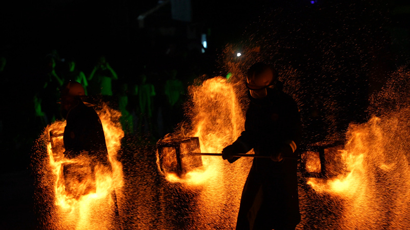 贵定县金海雪山景区“金海之夜”活动现场的打铁花活动。