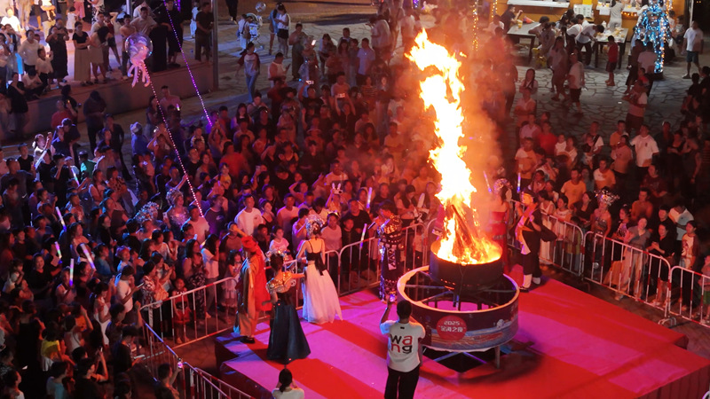 贵定县金海雪山景区“金海之夜”活动现场的篝火晚会。