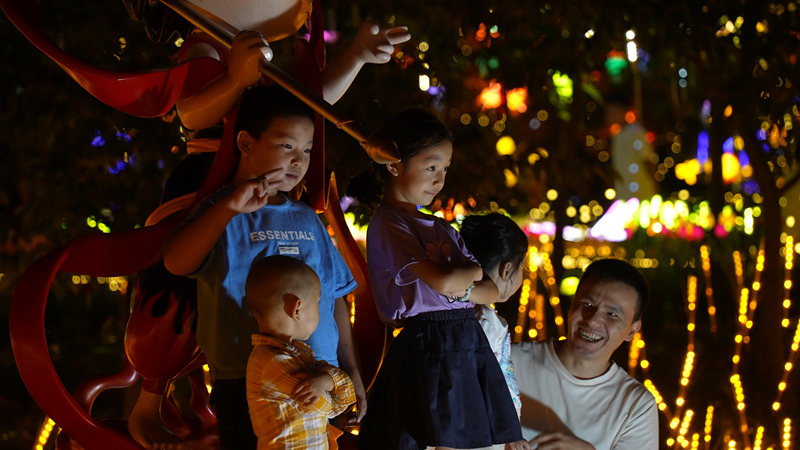 游客在“金海之夜”活动现场拍照。