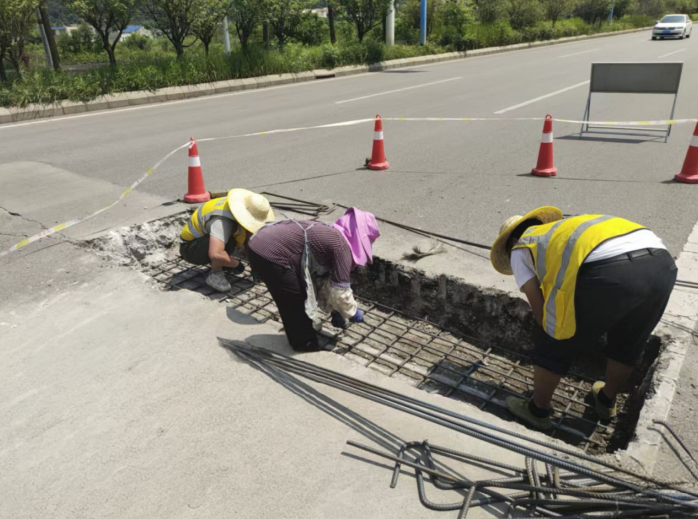 市政道路精修細補 保障車輛安全通行。