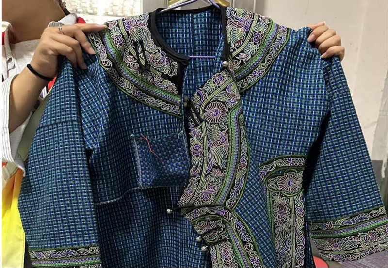 图为水族服饰。