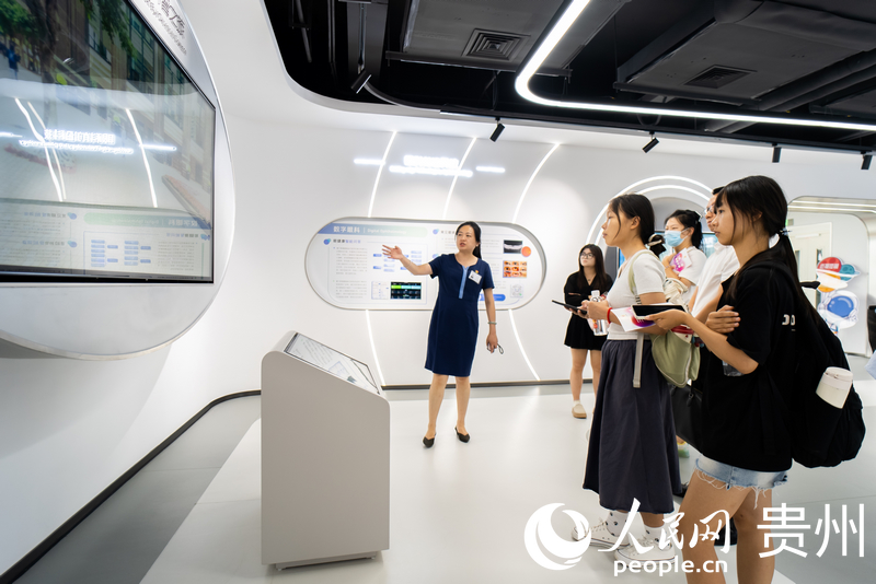 參觀團走進醫院打造的眼健康科普館。人民網記者 涂敏攝