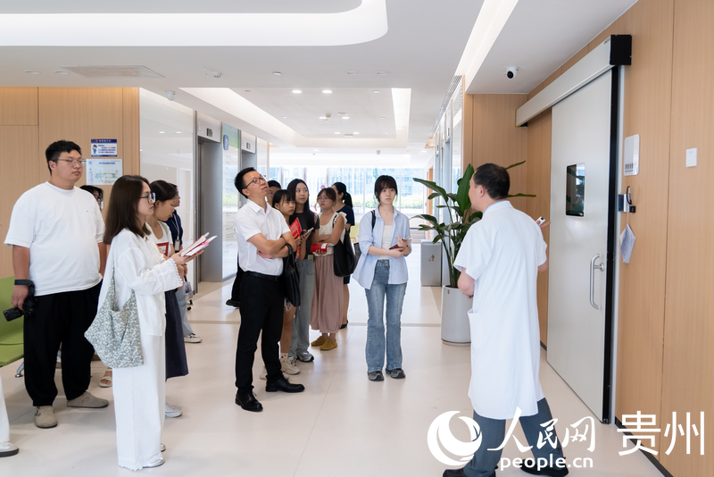 參觀團深入了解屈光手術室。人民網記者 涂敏攝