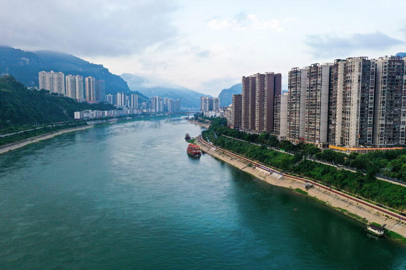 贵州省铜仁市思南县县城的乌江流域。潘希来摄