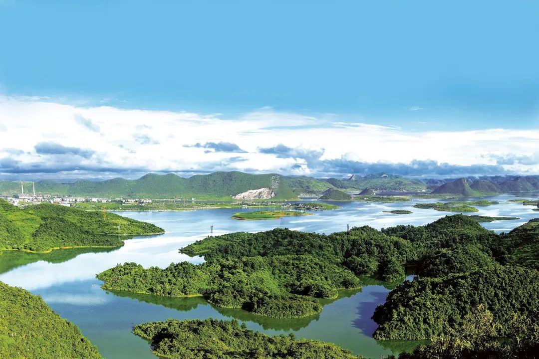 國家4A級旅游景區紅楓湖位於貴陽市清鎮市城區西部,地處烏江流域貓跳河中游,湖域面積57.2平方公裡,由北湖、中湖、南湖及后湖組成,是貴州高原上一顆璀璨的明珠。張天林攝