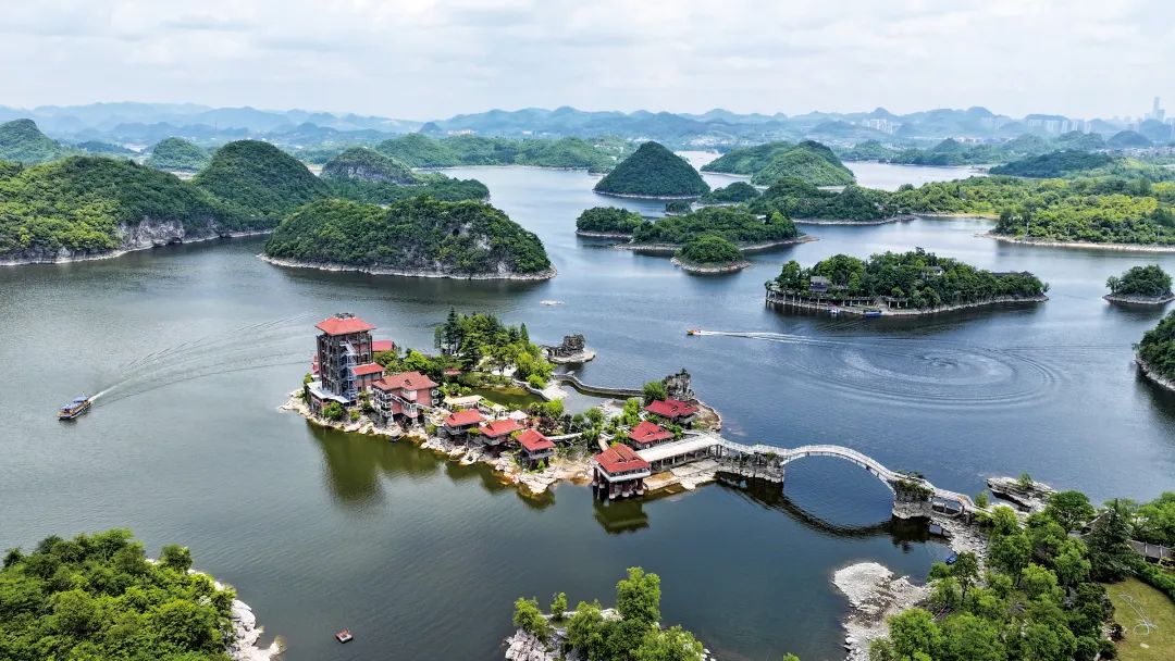 貴陽市觀山湖區百花湖風景區,108個大小不一、形態各異的島嶼綠意盎然,游客泛舟其間,盡享愜意生態之旅。韋貴金攝