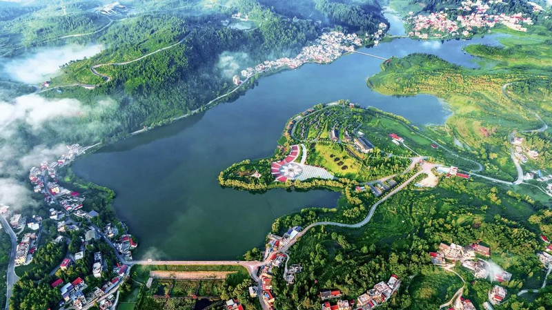 噠啦仙湖坐落於六盤水市盤州市兩河街道,地處雲貴高原過渡斜坡,如一顆寶石鑲嵌在貴州西部。洪真碧攝