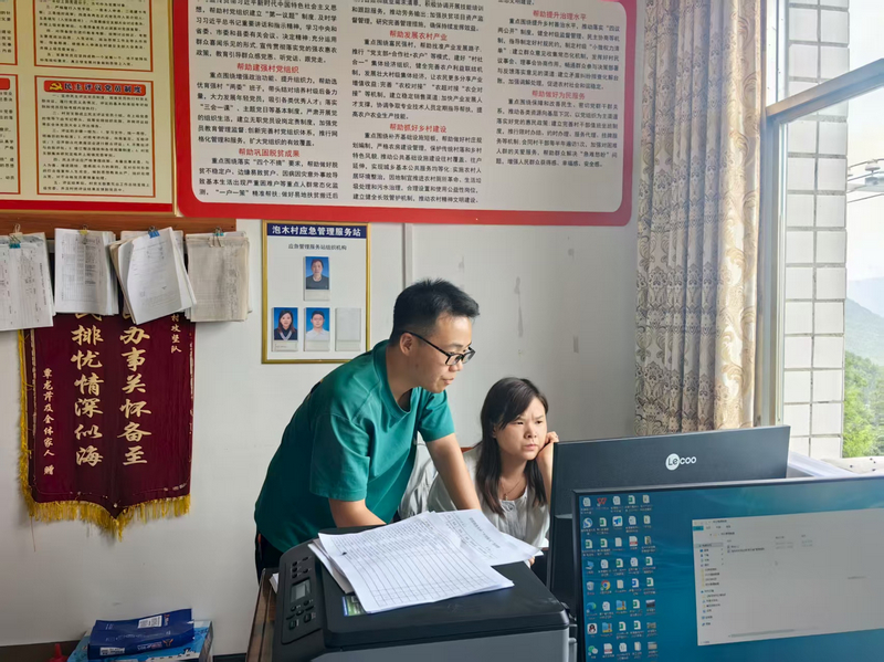县统计局业务骨干到村开展一“张表”实地培训指导。