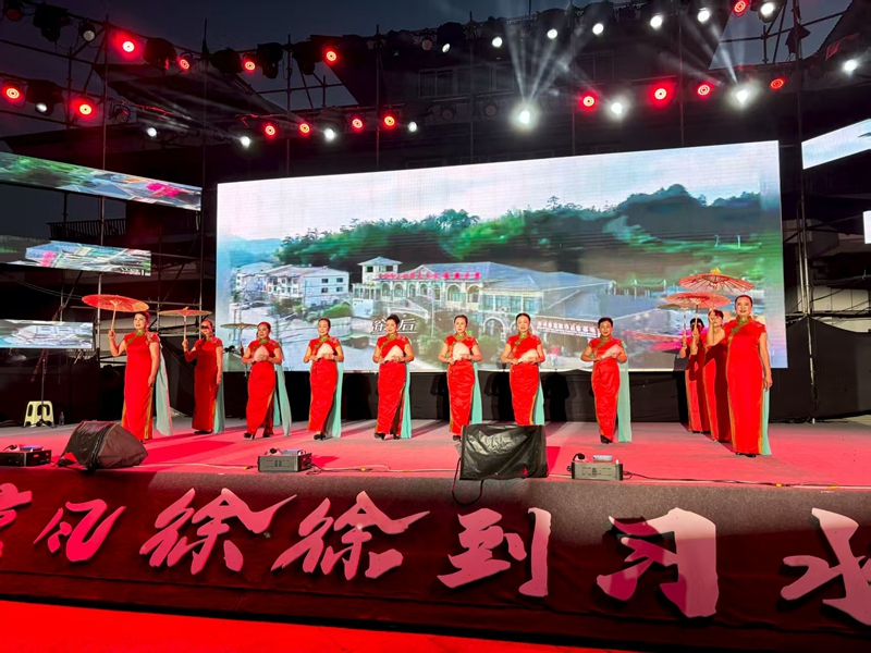 旗袍走秀,演绎东方古典韵味。姚瑶摄