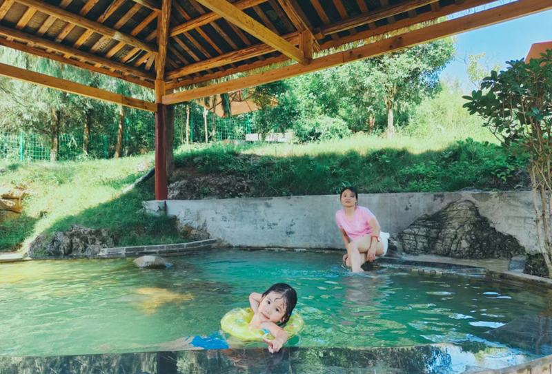 亲子泡汤瞬间,定格夏日温馨时刻。张川摄