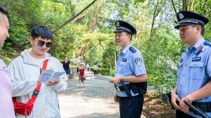 民警在百花湖景区巡逻，并向游客开展防溺水、反诈防骗等安全知识宣传。