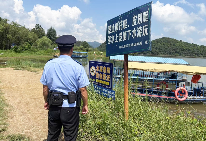 对百花湖沿岸的警示牌进行检查。