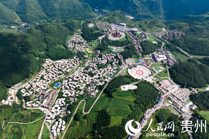 火把季期間，野玉海國家級旅游度假區車水馬龍。人民網記者 涂敏攝