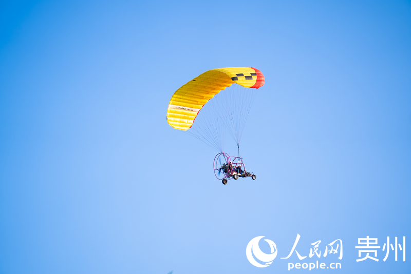 野玉海國家級旅游度假區裡，游客正在體驗滑翔飛行。人民網記者 涂敏攝
