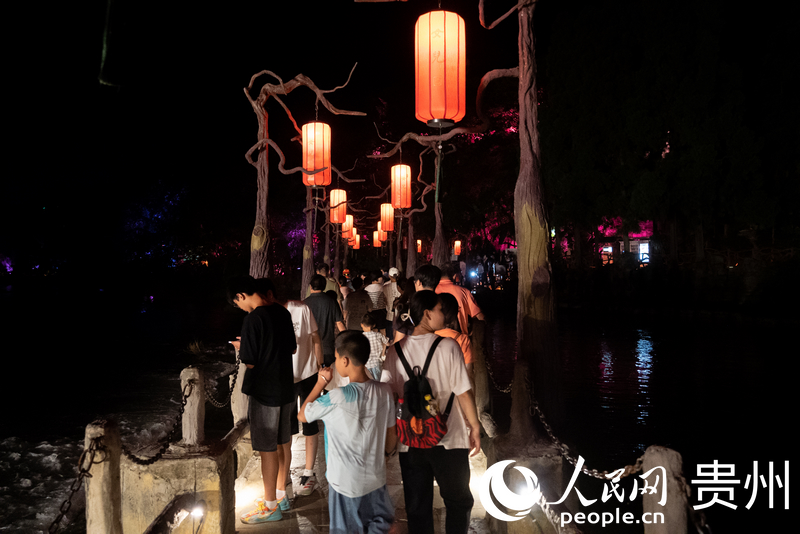 《再回西游》演出結束，游客意猶未盡走向文創小劇場。人民網記者 涂敏攝