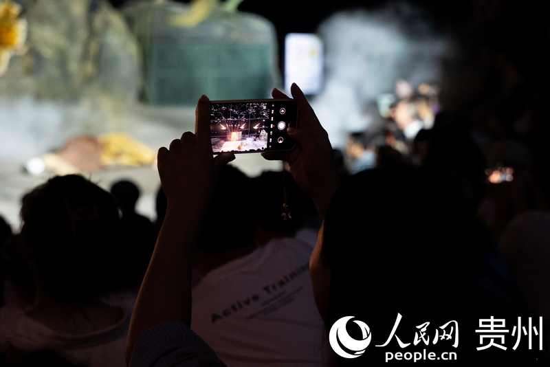 《再回西游》演出現場，游客用手機記錄精彩瞬間。人民網記者 涂敏攝