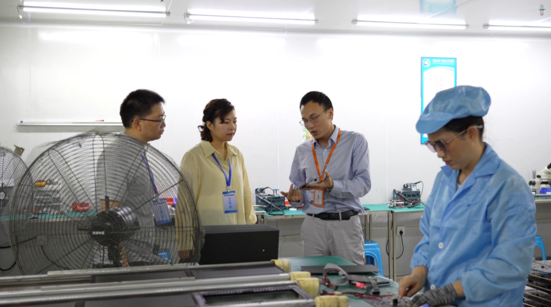 西秀区企业服务工作专班了解企业发展需求。