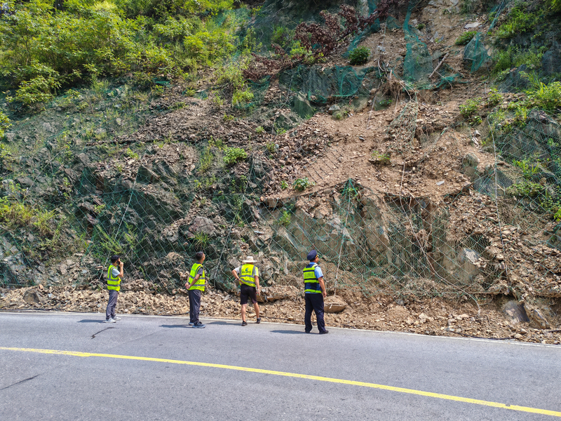 九大队联合天柱公路管理段检查高危边坡。