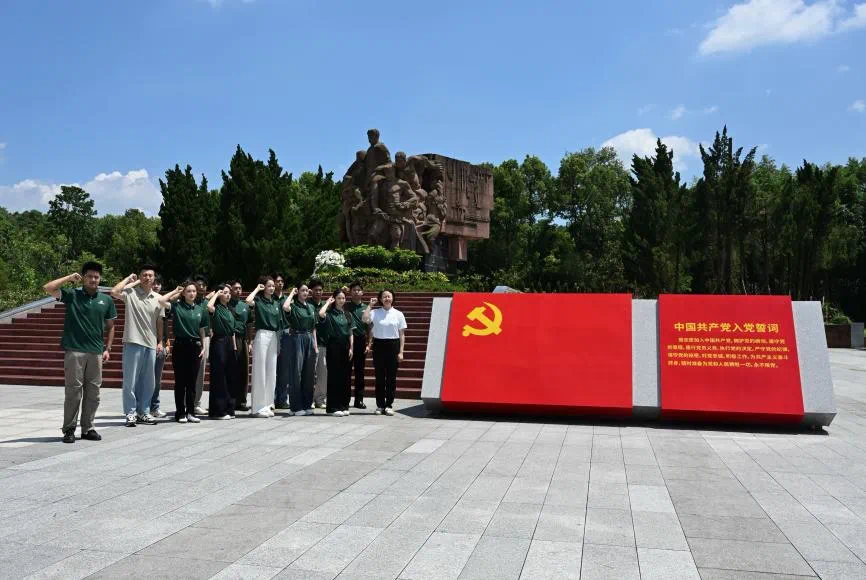 中国传媒大学师生于息烽县集中营遗址雕像前重温入党誓词。