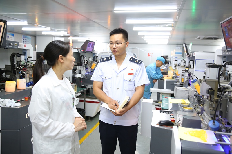 4 七星关区税务局税务干部走进贵州联尚科技有限公司，了解企业生产经营情况，解决企业涉税疑难问题。郑婷）