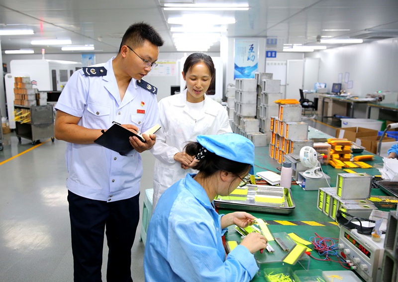 3 七星关区税务局税务干部实地走访高新技术企业，“点对点”向企业宣传解读研发费用加计扣除等税收政策。郑婷摄