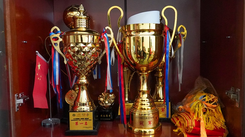 “龍泉井村球隊”榮譽櫃一角。