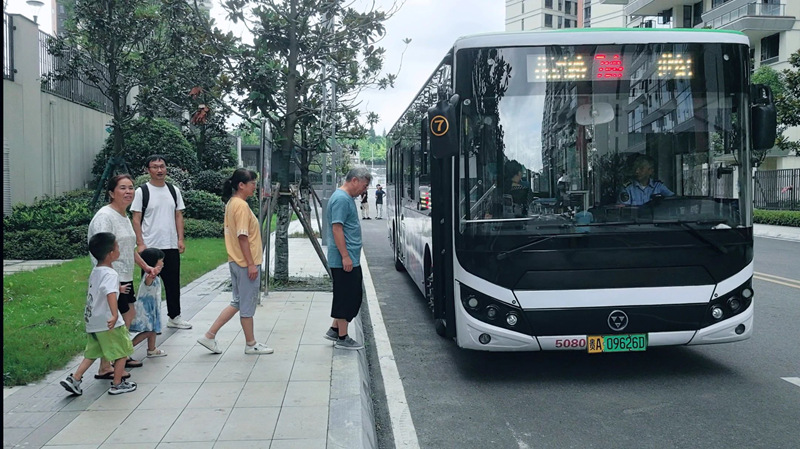 优化后的公交线路方便铁建城居民出行。