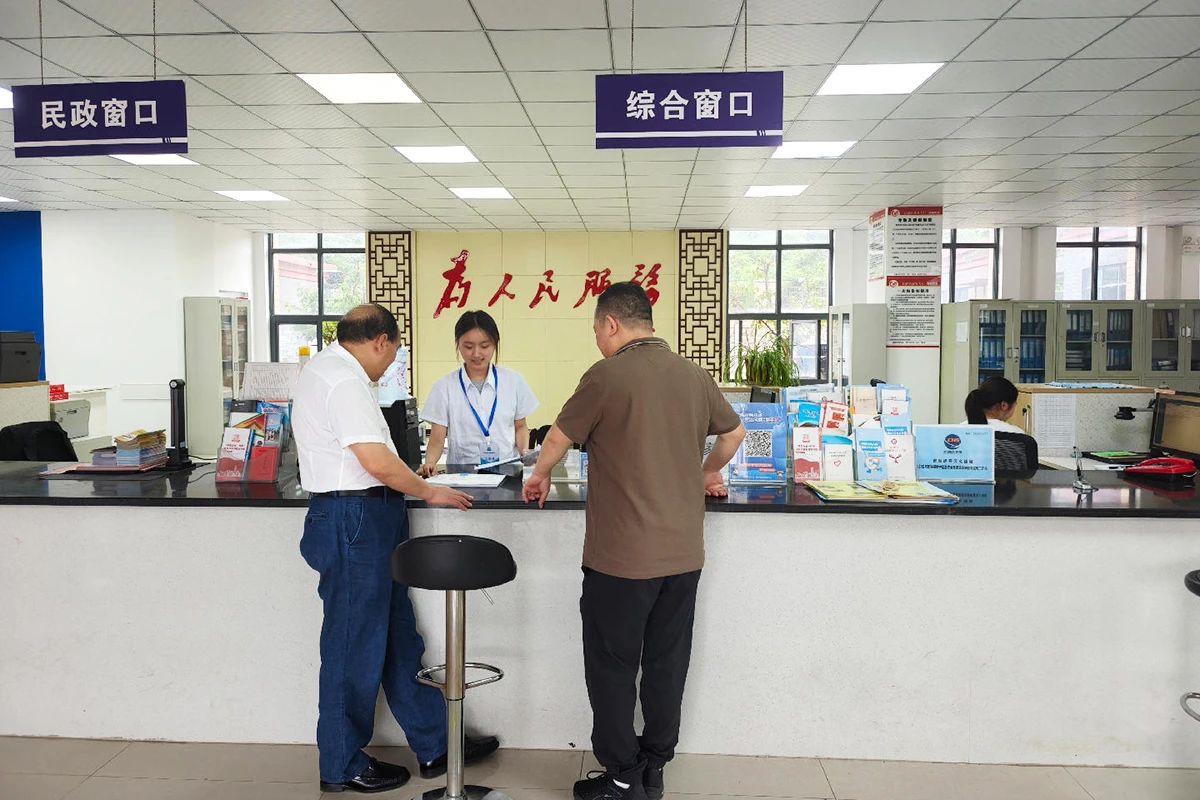 群众在政务服务大厅办理业务。