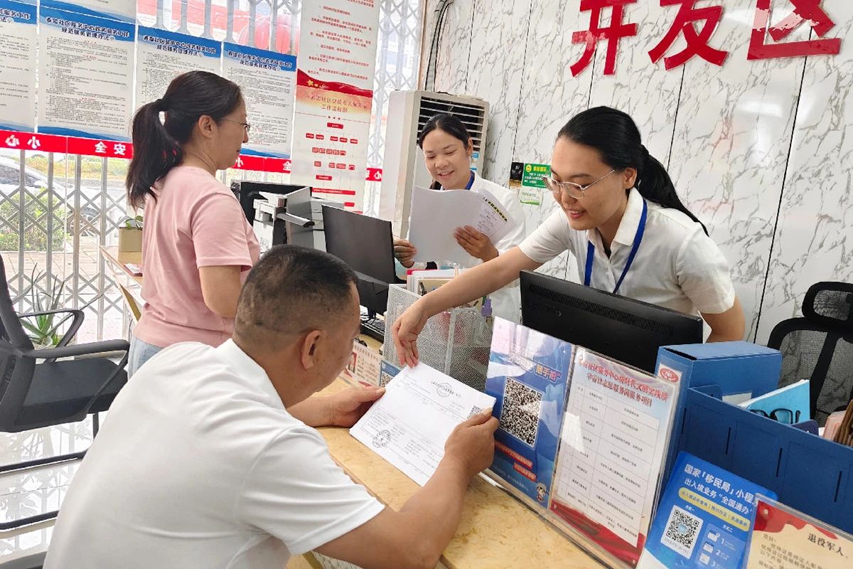 工作人员耐心解答相关问题。