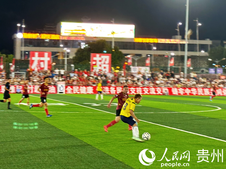 賽場上，兩支隊伍激烈角逐冠軍頭銜。人民網記者 高華攝