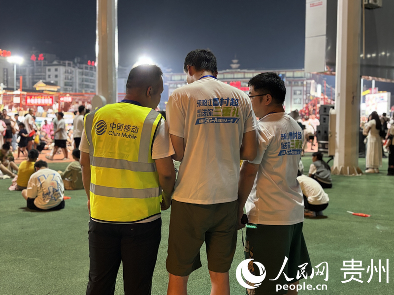 前端保障组人员在球场内测试信号。人民网记者 高华摄