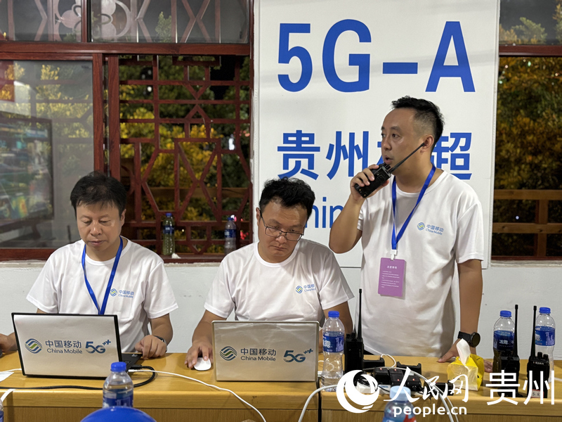 张云波与同事在指挥部内监测网络信号。人民网记者 高华摄