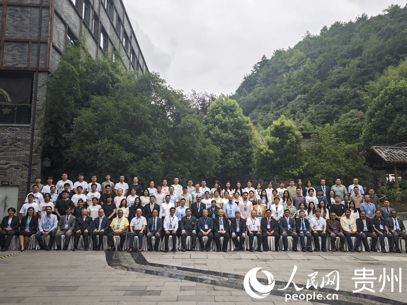 合影留念。人民网 黄小桃摄