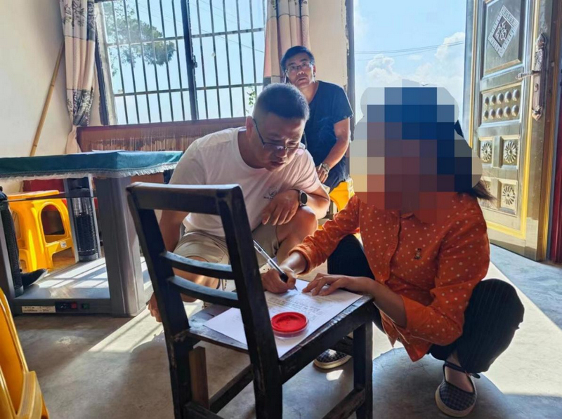 .息烽县司法局工作人员上门为群众服务。