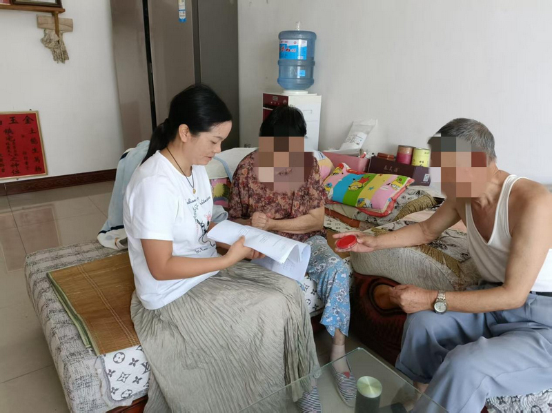 公证员上门为群众服务。