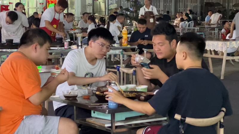 平坝从“白天避暑”到“夜间嗨玩”暑期“夜经济”升温 烟火气升腾。