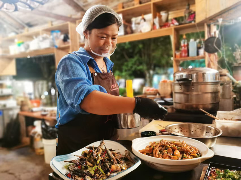 平坝从“白天避暑”到“夜间嗨玩”暑期“夜经济”升温 烟火气升腾。